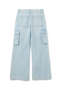 Pantalones cargo de mezclilla azul claro con un diseño de pierna ancha, dos bolsillos frontales, dos bolsillos traseros y detalles cosidos en las costuras.