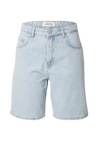 Lichtblauwe denimshorts met een hoge taille, vijf zakken, een sluiting met een knoop aan de voorkant en met opgerolde zoom. Label leest "EDITED." Gladde textuur.