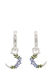 Orecchini a cerchio in argento con design a mezzaluna, adornati da fiori blu e foglie verdi; superficie texturizzata con accenti a forma di stella sul gancio.