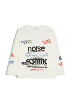 Hvid langærmet skjorte med forskellige sorte, røde og blå teknologitema-logoer og tekst, herunder "noise," "DATA" og "ECSTATIC TECHNOtopia."