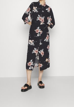 Robe midi fleurie noire avec des motifs floraux roses et blancs, dotée d'un col à revers, de manches trois-quarts et d'une taille ceinturée.