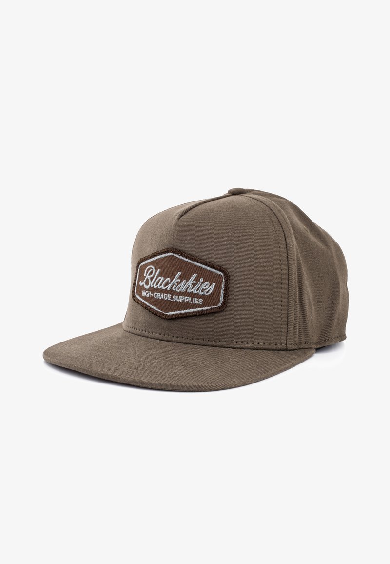 Pruun müts lameda äärega, tehtud kangast. Omab õmmeldud kuuekülgset patchi, millel on silt "Blackskies High-Grade Supplies."