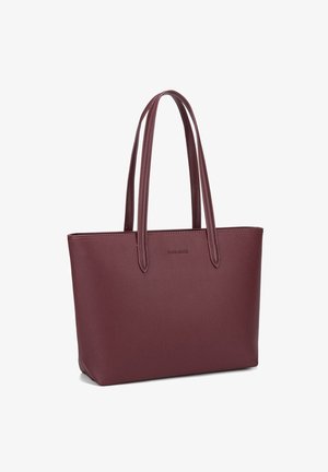 Sac fourre-tout en simili cuir bordeaux avec deux longues poignées, forme rectangulaire, texture lisse et logo de marque subtil à l'avant.