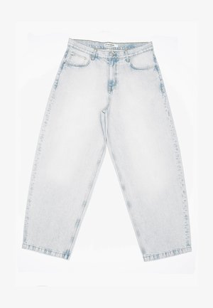 Lengvi šviesaus džinso skalbimo džinsai su aukšta juosmens linija, tiesiomis plačiomis kojomis, sagties ir užtrauktuko uždarymu bei priekinėmis ir galinėmis kišenėmis.