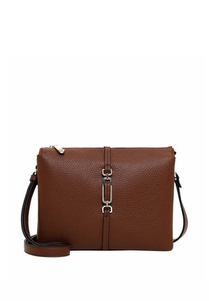 Bolso bandolera de cuero marrón con textura granulada, hebilla metálica rectangular plateada y correa ajustable sobre fondo blanco.