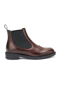 Botas Chelsea de cuero marrón con paneles laterales elásticos, perforaciones decorativas en la puntera y suela de goma negra.