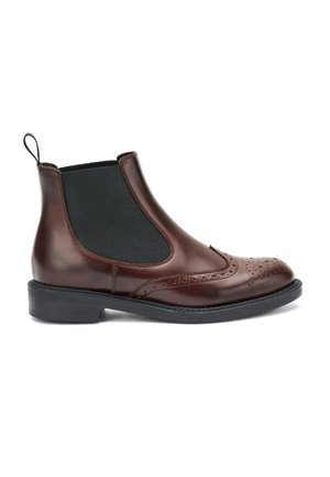 Stivali Chelsea in pelle marrone con pannelli laterali elasticizzati, perforazioni decorative sulla punta e suola in gomma nera.