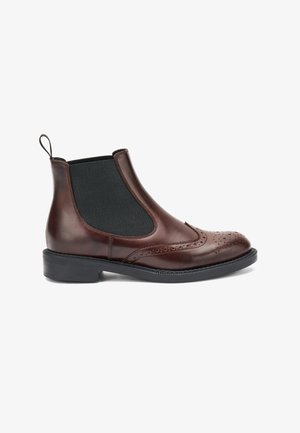 Botas Chelsea de cuero marrón con paneles laterales elásticos, perforaciones decorativas en la puntera y suela de goma negra.