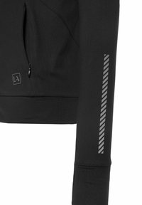 Schwarzer Pullover mit einer Reißverschlusstasche, ausgestattet mit einem strukturierten Stoff, gerippten Bündchen und einem reflektierenden Streifendesign entlang des Ärmels.