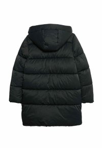 Černý zateplený kabát s kapucí. Má prošívaný design a volný střih. Vyroben z hladkého, lehkého materiálu pro teplo.