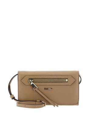 Sac bandoulière en cuir brun de DKNY avec poche zippée à l'avant, fermeture éclair dorée et bandoulière réglable sur fond blanc.