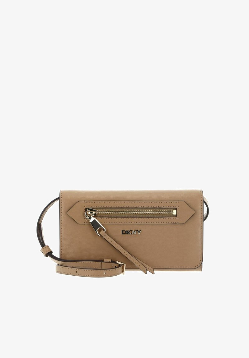 Sac bandoulière en cuir brun de DKNY avec poche zippée à l'avant, fermeture éclair dorée et bandoulière réglable sur fond blanc.