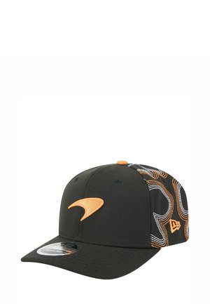 Schwarze Baseballmütze mit orangefarbenem Logo und gesticktem wellenförmigen Muster in Weiß und Orange an der Seite. Gebogener Schirm, verstellbarer Riemen.