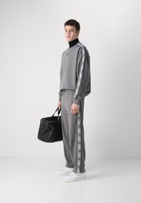 HUGO DISHORTE - Verryttelyhousut - open grey