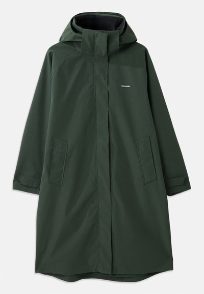 Manteau imperméable vert foncé avec capuche, doté d'une fermeture éclair à l'avant, de poches latérales et d'une coupe décontractée. Texture lisse, marque minimaliste.