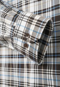 Karierte Bluse in Braun, Blau und Weiß, mit einer geknöpften Manschette mit zwei braunen Knöpfen, aus gewebtem Stoff mit strukturierter Oberfläche.