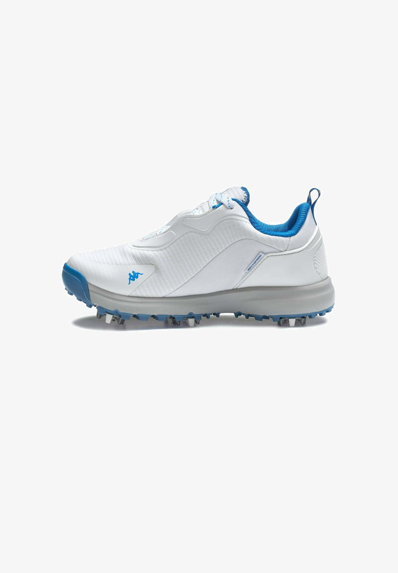 Scarpa da ginnastica bianca con una parte superiore testurizzata, accenti blu e lacci, supporto sagomato e suola robusta con tacchetti prominenti.