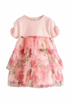Różowa sukienka z krótkimi bufkami, górą w jednolitym kolorze i warstwową spódnicą z tiulu, ozdobioną kwiatowymi wzorami w odcieniach różu i zieleni.