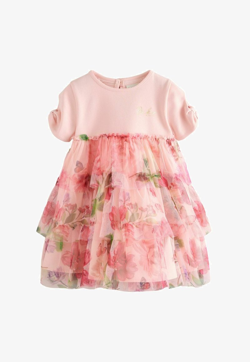 Różowa sukienka z krótkimi bufkami, górą w jednolitym kolorze i warstwową spódnicą z tiulu, ozdobioną kwiatowymi wzorami w odcieniach różu i zieleni.