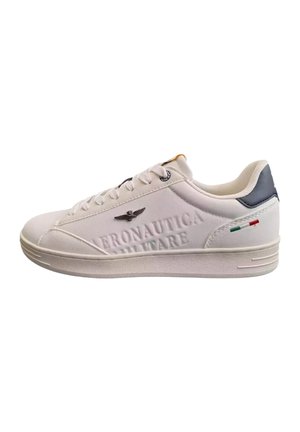 Sneaker bianco con superficie textured, caratterizzato da branding in rilievo, sottili accenti neri e verdi, e design della punta arrotondato.