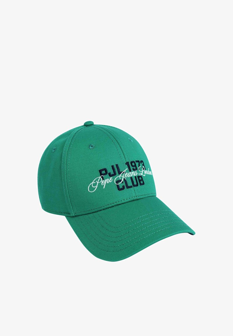 Gorra de béisbol verde con bordado en blanco y azul que dice “RJL 1973 Club” y “Pepe Jeans London”. Forma estructurada con visera curva.