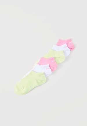 Sei paia di calzini alla caviglia nei colori pastello giallo, bianco e rosa, disposti in una linea diagonale su uno sfondo chiaro.