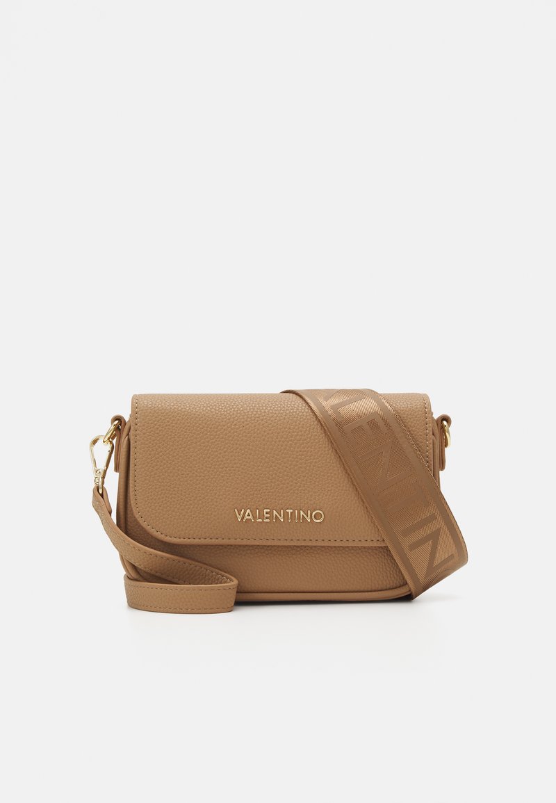 Karamelkleurige leren crossbody tas met een gestructureerde afwerking, gouden logo-detail en een brede schouderband met reliëfbranding. Compact en rechthoekig ontwerp.