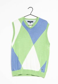 Beżowy sweter bez rękawów z dekoltem w kształcie litery V, wykonany z dzianiny w zielone, niebieskie i białe wzory geometryczne oraz ze ściągaczem na dole.