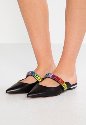 Czarne skórzane klapki z szpiczastymi noskami, z wielokolorowym, ozdobnym paskiem na przodzie w kolorach purpurowym, zielonym, czerwonym i żółtym.
