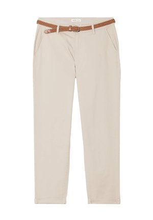 Pantalon droit beige en coton avec une ceinture en cuir tressé marron texturé. Il dispose de deux poches latérales et d'une finition soignée.