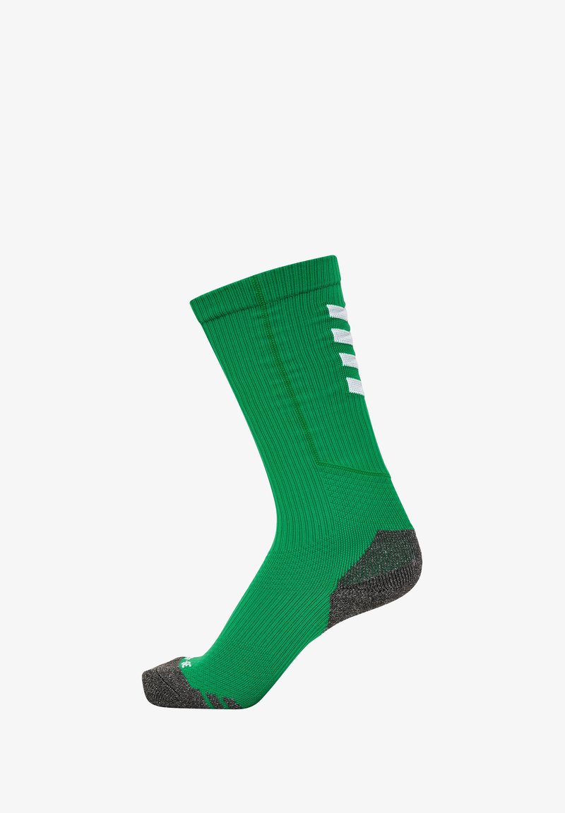 Calcetín deportivo verde con textura acanalada, talón y puntera grises reforzados, y marca blanca en el costado. Diseño de longitud media.