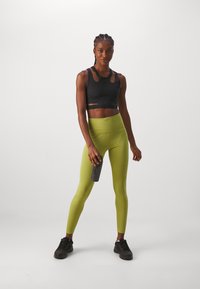 Nike Performance ONE - Tajice - pear/white