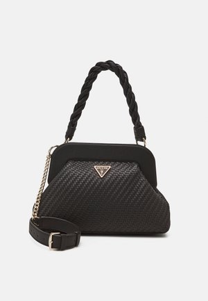 Zwarte handtas met een gevlochten handvat, geweven textuur, gouden details en een driehoekig logo. Voorzien van een afneembare riem voor veelzijdigheid.