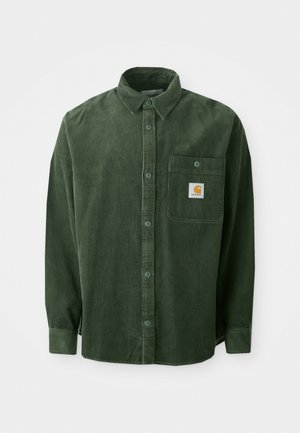 Cămașă verde din catifea cu un guler cu nasturi, mâneci lungi, un singur buzunar la piept și o etichetă logo. Material texturat cu model în dungi.