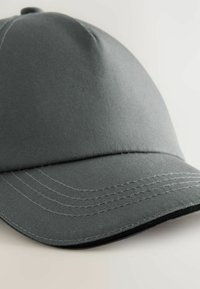 Graue Baseballmütze aus Stoff, mit gebogenem Schirm, strukturiertem Oberteil und sichtbaren Nähdetails. Geeignet für die Freizeit.