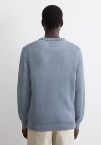 Blauer Strickpullover mit strukturierter Oberfläche, rundem Ausschnitt, gerippten Bündchen und Saum. Das Design zeichnet sich durch eine nahtlose Rückenstruktur aus.