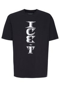 Černé bavlněné tričko s krátkým rukávem a kulatým výstřihem, na kterém je vertikální bílý textový design s nápisem "ICE T" v různých stylech písma.