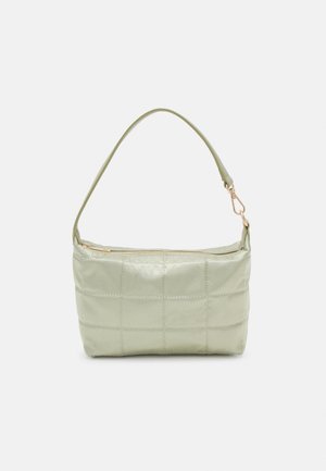 Bolsa de ombro verde acolchoada com uma textura suave, forma retangular, alça única e fecho de correr em tom dourado. Apresenta um padrão acolchoado.