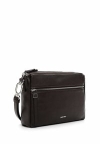 Borsa a tracolla in pelle marrone con due scomparti con zip, ferrature argentate e tracolla staccabile. Texture liscia con dettaglio del logo del marchio sottile.