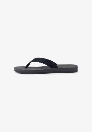Schwarze Flip-Flops mit einem geflochtenen Riemen, einem strukturierten Schaumstofffußbett mit Blattmuster und einer flachen Gummisohle. Leichtes Design.
