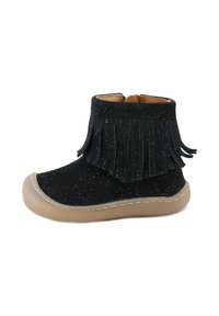 Botín negro de ante hasta el tobillo con purpurina, detalles de flecos, puntera redonda y suela de goma flexible. Cuenta con un forro interior para mayor comodidad.