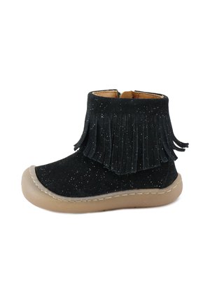 Botín negro de ante hasta el tobillo con purpurina, detalles de flecos, puntera redonda y suela de goma flexible. Cuenta con un forro interior para mayor comodidad.