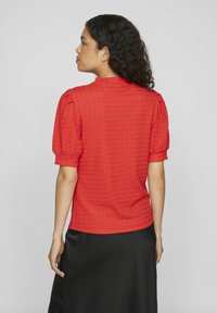 VILA MIT KURZEN ÄRMELN  - Bluse - tomato