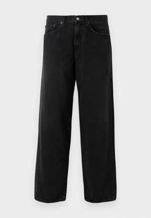 Vaqueros de pierna ancha negros, hechos de denim con una textura suave, que presentan un cierre con botón, cinco bolsillos y sutiles detalles de costura.