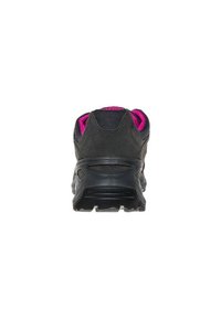 Czarny but sportowy z teksturowaną górą, różowym wnętrzem i czarną gumową podeszwą z rowkami zapewniającymi przyczepność. Widok z tyłu.