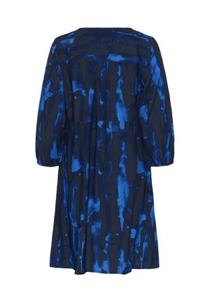Platėjantis suknelė iš tamsiai mėlynos medžiagos su abstrakčiais mėlynais raštais. Savybė – trijų ketvirčių rankovės ir laisvas kirpimas, su raukiniais nugaroje.