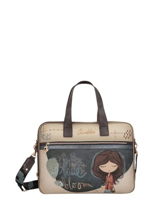 Borsa beige e blu scuro con due manici e una ragazza dei cartoni animati con gli occhi chiusi e i capelli lunghi stampata sulla tasca frontale.