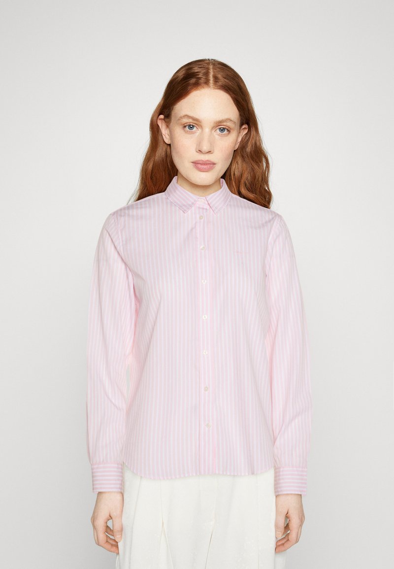 Camicia button-up rosa chiaro con righe bianche, maniche lunghe e colletto. Presenta una vestibilità classica e un logo discreto sul petto.