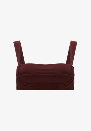 Bordowy biustonosz bandeau z szerokimi, miękkimi ramiączkami, teksturowanym materiałem i usztywnioną konstrukcją, z delikatnym szczegółem szwu z przodu.