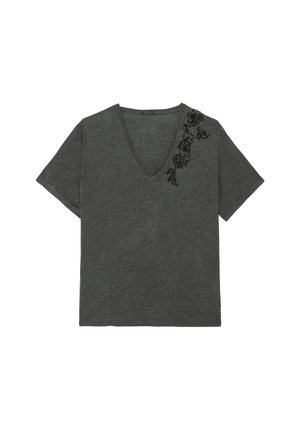 T-shirt gris foncé à col en V, à manches courtes, avec une broderie florale noire sur une épaule. Tissu en tricot doux avec une coupe décontractée.